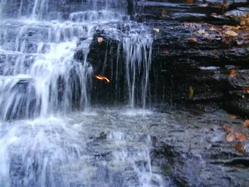 Водопад Вечного огня горит из-за утечки газа.