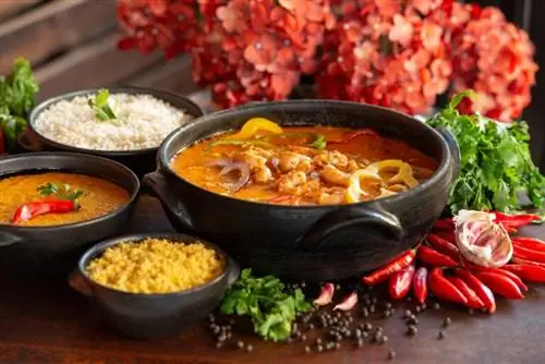 Бразильская кухня. Тушеные креветки обычно подаются с рисом, картофельным пюре и мукой из маниоки.