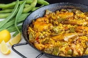 Паэлья, типичное блюдо испанской гастрономии.