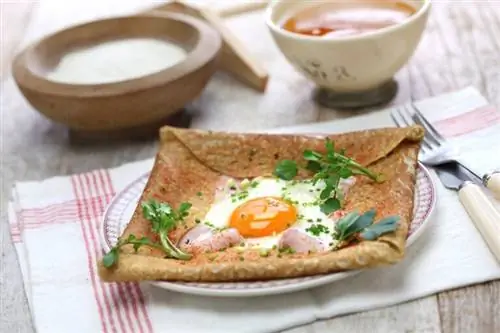 Типичное блюдо галетт с яйцами, беконом и сыром.