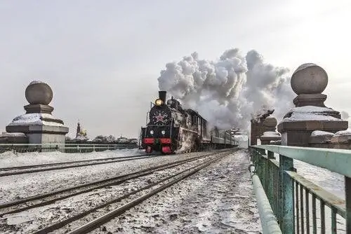 Транссибирский переход через заснеженный пейзаж