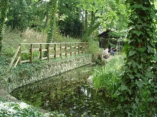 Jardin Suvage Saint Vincent в Париже