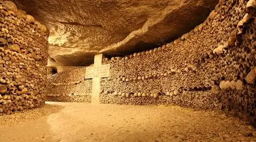 Кости в парижских катакомбах