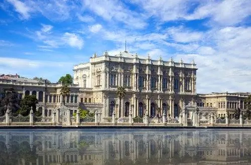 Грандиозный дворец Долмабахче в Стамбуле