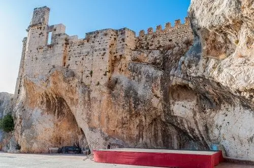 Замок Зухерос