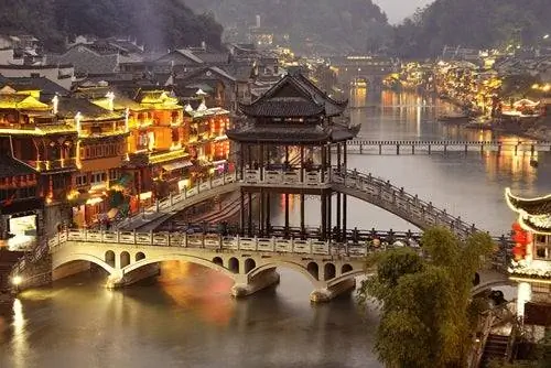 Мы совершаем поездку по Фэнхуану, китайской Венеции