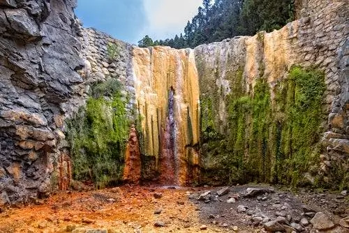 Водопад цветов в кальдере Табурьенте