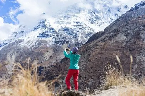 мужчина с мобильным