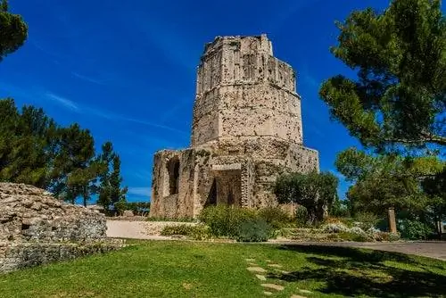 Тур Магне в Ниме