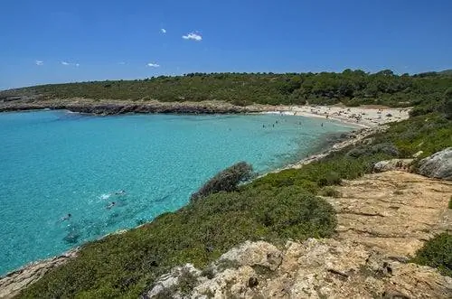 Кала Варкес на Майорке приглашает вас насладиться ее водами.