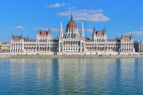 Мы посещаем впечатляющий парламент Будапешта