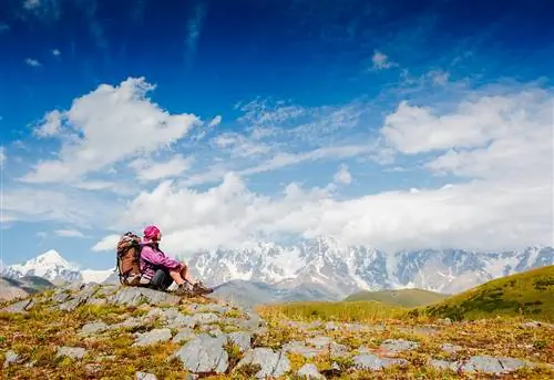 Мужчина смотрит на пейзаж