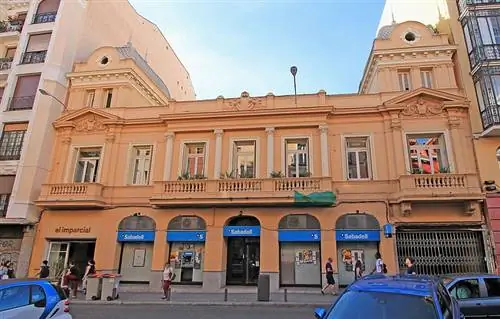 Эль беспристрастный, место, где подают сэндвичи с кальмарами в Мадриде.