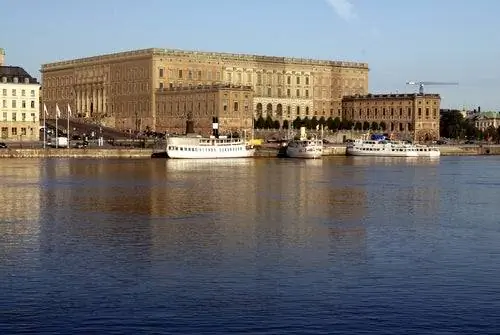 Королевский дворец, одно из мест, которые стоит увидеть в Стокгольме.
