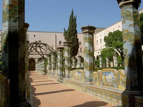 Монастырь Санта-Клары, одно из мест, которые стоит увидеть в Неаполе.