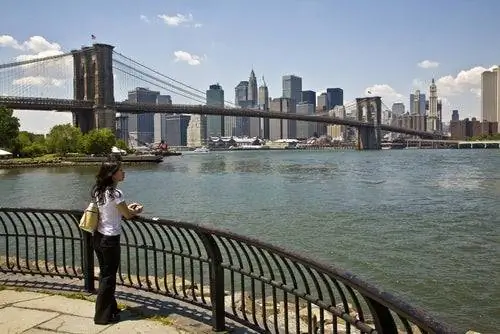 Женщина в Нью-Йорке следует советам путешественникам