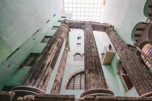 Храм Августа в Готическом квартале Барселоны