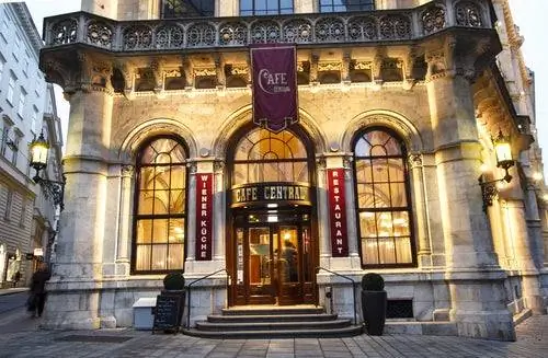 Кафе Central, одно из мест, которые стоит увидеть в Вене.