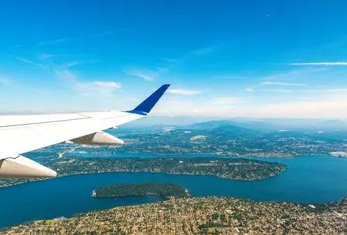 Самолет над городом