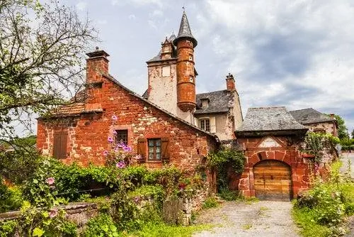 Коллонж-ла-Руж, одна из французских средневековых деревень.