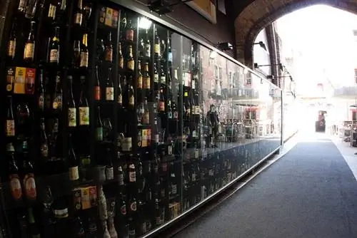 2be Beer Wall, одно из мест, которое стоит увидеть во время поездки в Брюгге.