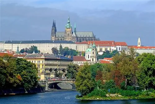 Мы посещаем впечатляющий Пражский Град.