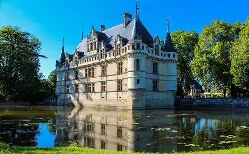 Замок Азе-ле-Ридо на маршруте по замкам Луары