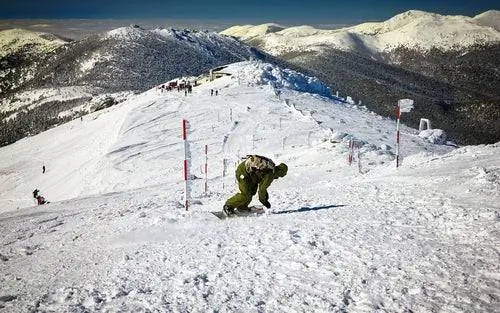 Лыжник на горнолыжном курорте Навасеррада