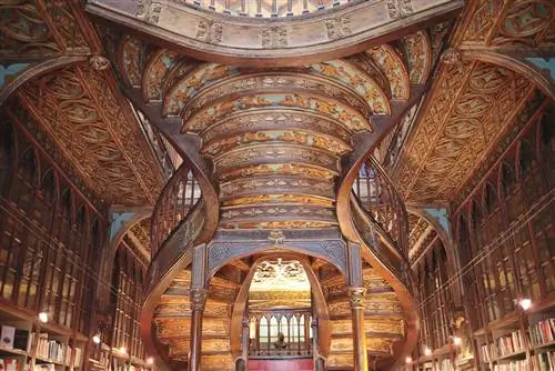 Лестница книжного магазина Lello e Irmao