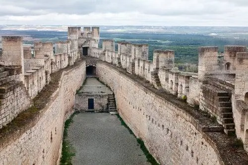 Двор замка Пеньяфьель