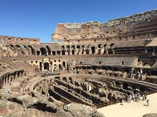 Интерьер Колизея в Риме