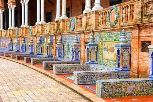 Скамейки на площади Испании в Севилье