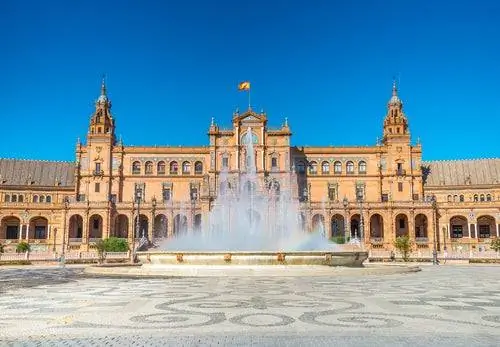 Фонтан на площади Испании в Севилье