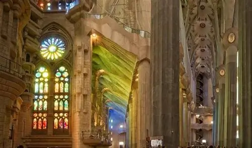 Интерьер Саграда Фамилия