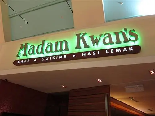 Пообедайте возле башен Петронас в ресторане Madam Kwan's.