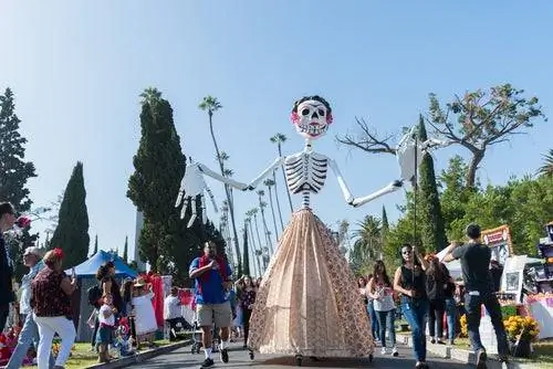Невероятные кладбища Hollywood Forever