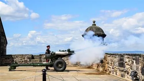 Одночасовая пушка в Эдинбургском замке