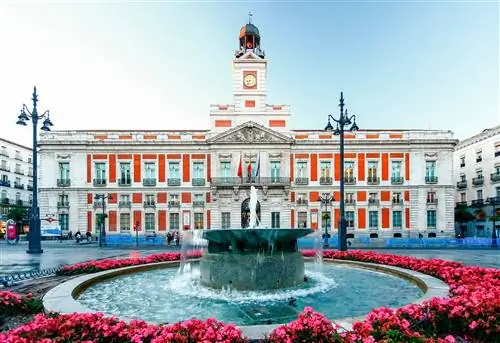 Часы на площади Пуэрта-дель-Соль в Мадриде.