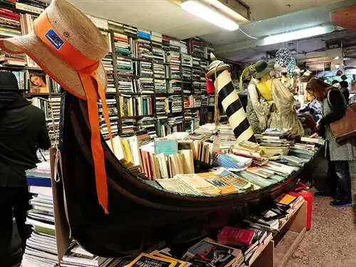 Книжный магазин Acqua Alta, один из тайных уголков Венеции.
