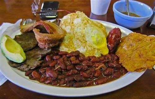 Поднос пайса - одно из блюд из Колумбии, которое нельзя пропустить.