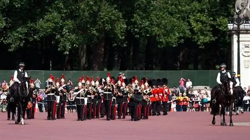 Увидеть смену караула - одно из бесплатных развлечений в Лондоне.