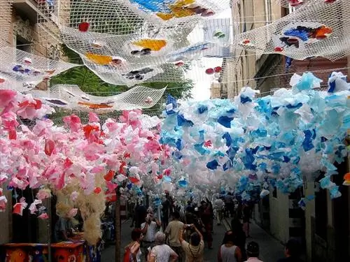 Вечеринки в районе Грасиа - одно из бесплатных развлечений в Барселоне.