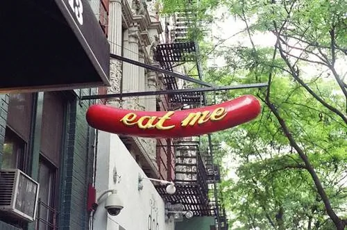 Знак Crifs Dogs в Нью-Йорке