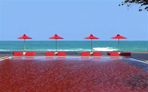 Бассейн с красной водой