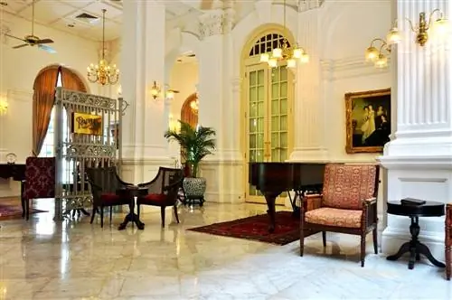 Интерьер отеля Raffles