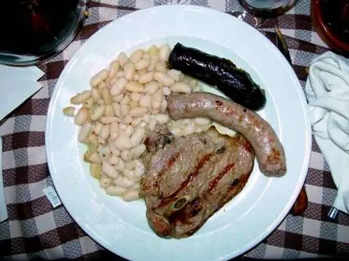Монгетес с колбасой, типичный для каталонской кухни