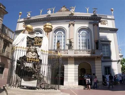 Вход в Театр-музей Дали.