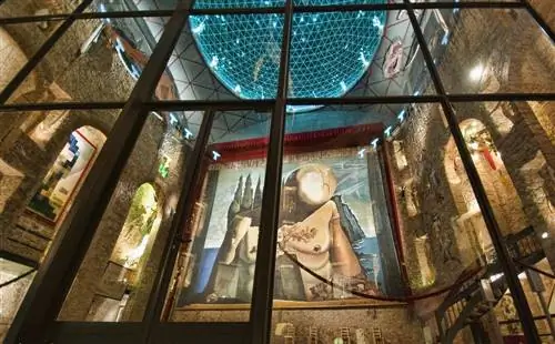 Сцена театра-музея Дали.