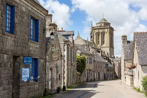 Локронан - одно из мест, которые стоит посетить во время отпуска во французской Бретани.