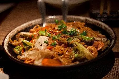 Блюдо якишоба в одном из ресторанов Киото, где можно поесть